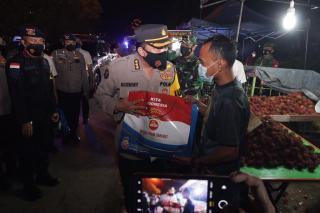 Patroli Gabungan di Batam Bagikan Sembako Sambil Ingatkan Warga Patuh Prokes