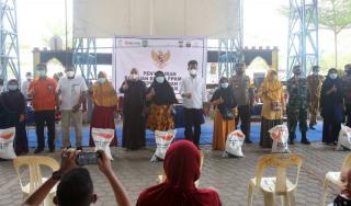 Pemko Batam Salurkan 7,7 Ton Beras Bantuan PPKM di Sagulung