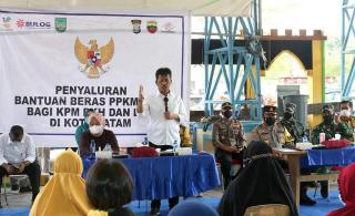 Pemko Batam Salurkan 7,7 Ton Beras PPKM di Sagulung