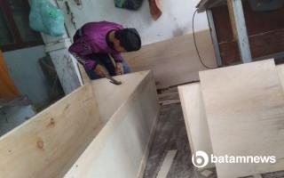 Perajin Peti Mati di Batam Banjir Pesanan