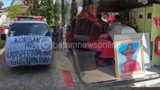 Geger Demo Bawa Mayat ke Pemko Batam, Aksi Berlangsung Singkat