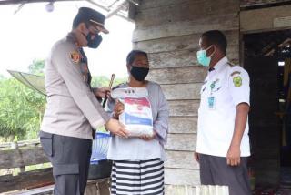 Polres Lingga Bagi-bagi Sembako di Desa Kuala Raya