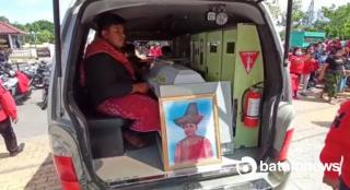 Warga Pasar Induk Jodoh Demo Bawa Jenazah Fransisca ke DPRD Batam