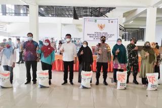 Batam Tepat Waktu Salurkan Beras Bantuan bagi Warga Terdampak PPKM