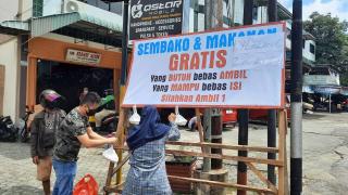 Pria Ini Gagas Stand Sembako dan Makanan Gratis di Tanjungpinang