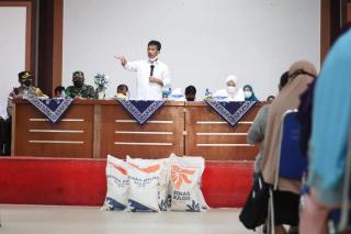 Rudi Salurkan Bantuan Beras PPKM di Batuaji dan Nongsa