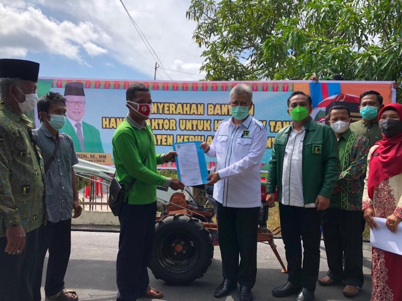 Anggota DPR RI Syamsurizal Tebar Bantuan Alat Pertanian-Sembako di Meranti
