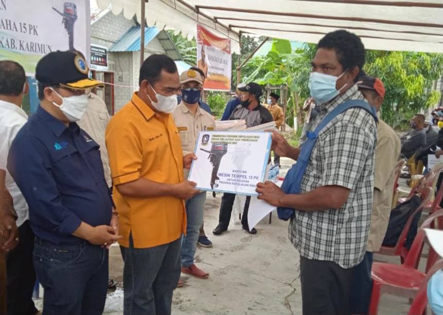 Bakti Lubis Salurkan Bantuan Mesin Tempel dan Jaring untuk Nelayan Karimun