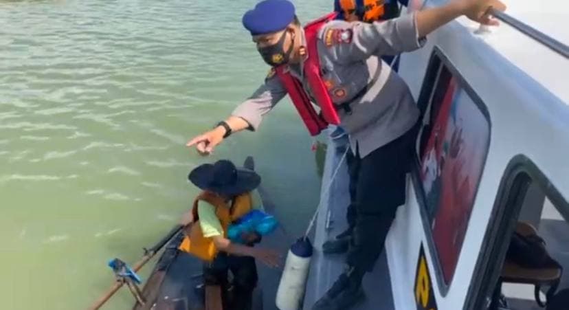 Perahu Nyaris Tenggelam, Untung Nelayan Karimun Ini Papasan dengan Polairud