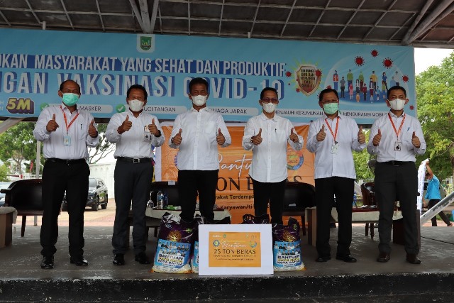PLN Batam Beri Bantuan 25 Ton Beras untuk Warga Terdampak PPKM