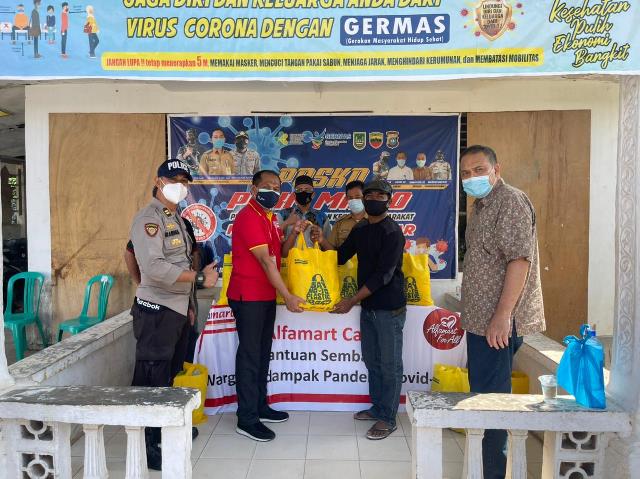Alfamart Bagikan 20 Ribu Paket Sembako untuk Warga Terdampak Covid