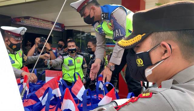 Polisi Tebar Bantuan Sembako Jelang Peringatan Kemerdekaan di Karimun
