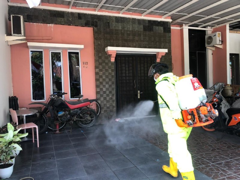 Samapta Polresta Barelang Semprot Disinfektan Rumah Warga Puri Legenda