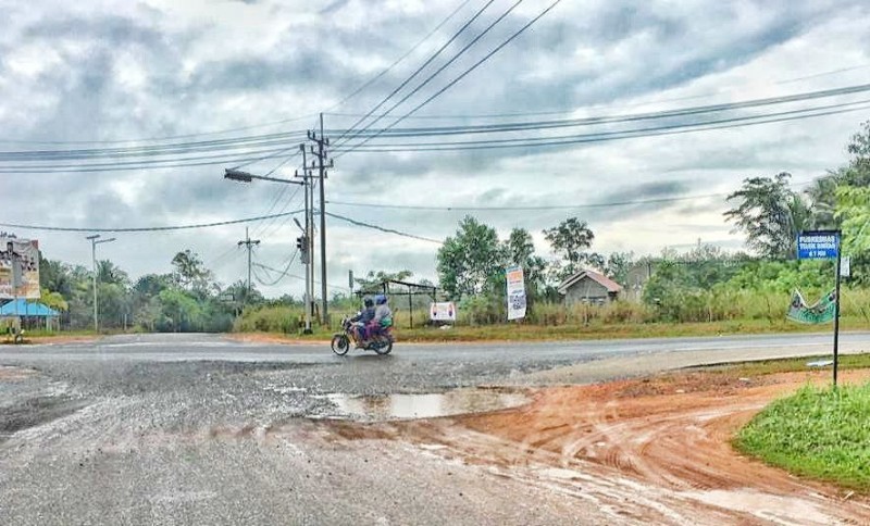 Hati-hati, Jalan Rusak di Lampu Merah Pasar Tani Bintan Rawan Kecelakaan