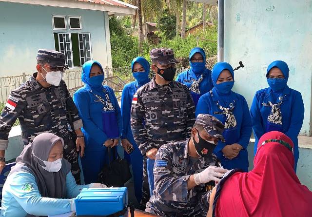 Warga Meral Barat Serbu Vaksinasi Massal dan Pengobatan Gratis Baksos Lanal Karimun