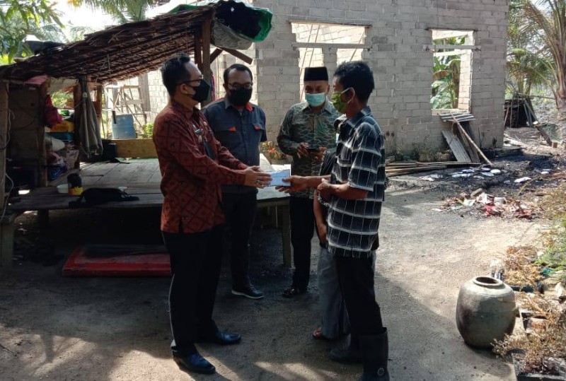 Camat dan MAC Karimun Santuni Korban Kebakaran di Belat