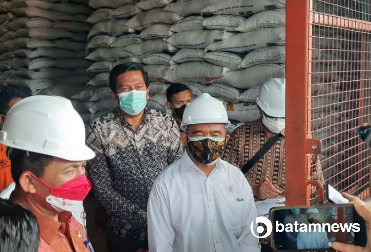 Pantau Gudang Bulog Tanjungpinang, Menko PMK Ingatkan Kualitas Beras
