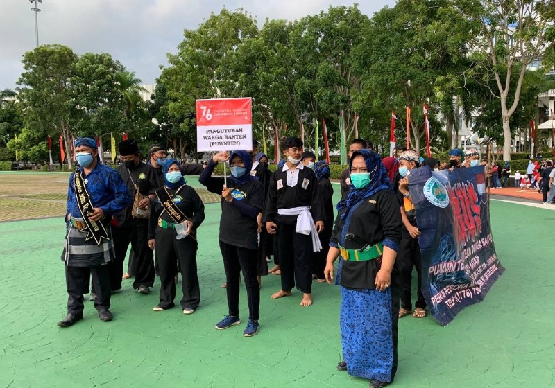 Aksi Pecahkan Batu Pakai Kepala Warnai Upacara Penurunan Bendera di Batam