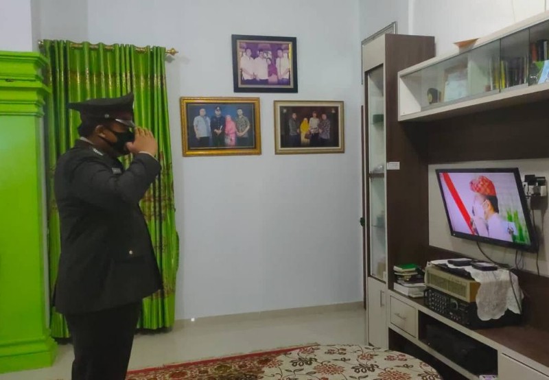 Polisi Karimun Ikut Upacara Virtual di Rumah Bareng Presiden Jokowi