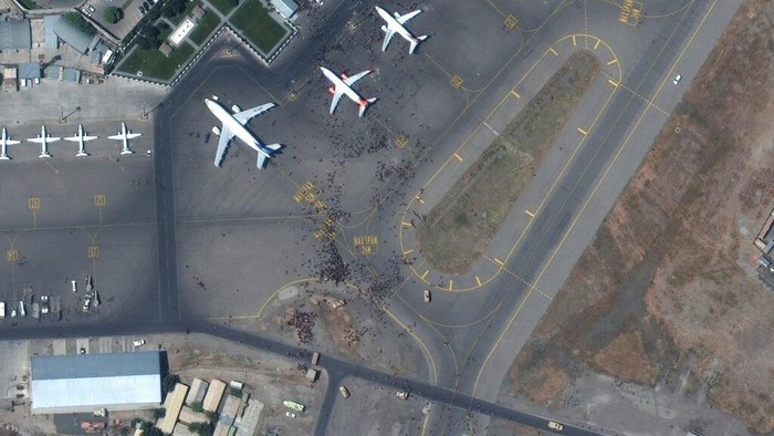 Sejumlah Mayat Ditemukan di Ruang Roda Pesawat AS yang Terbang dari Kabul
