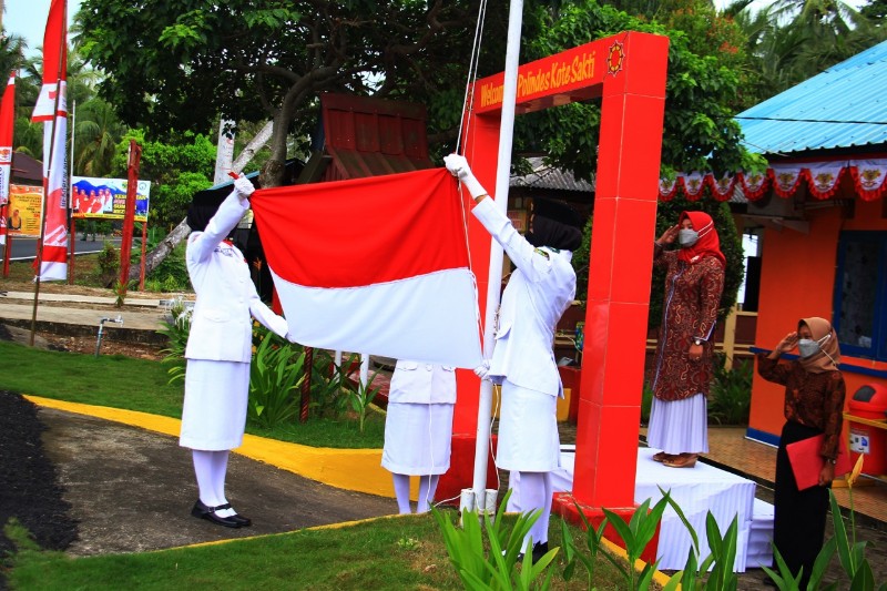 Semarak Kemerdekaan Ala Bidan Polindes Kote di Lingga, Upacara-Bagi Bendera Mini