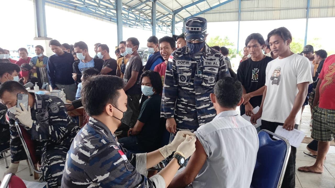 Lanal Ranai Sasar Nelayan dan Warga Pesisir Suntik Vaksin Covid