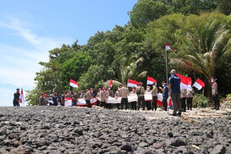 Patroli Perbatasan, Kapolres Bintan Kibarkan Merah Putih Raksasa di Pulau Sentut