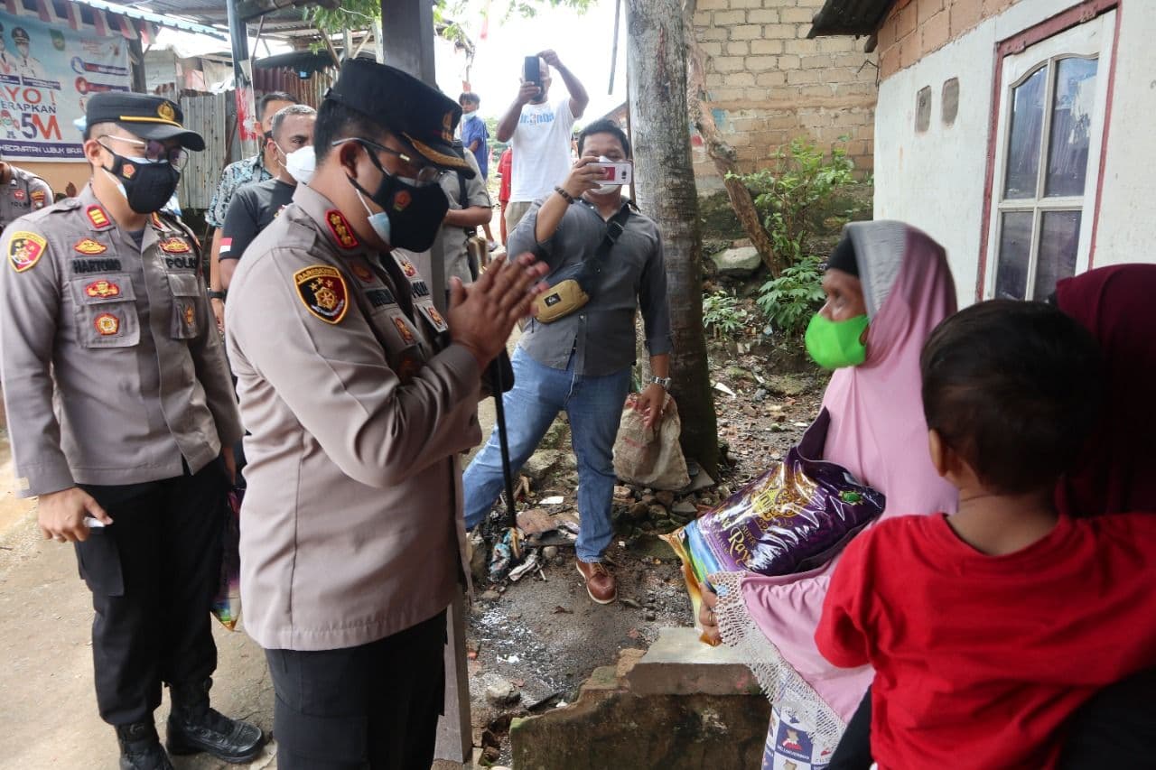 Bagi-bagi Sembako Polri dan Bhayangkari di Kepri, Sambangi Langsung Warga