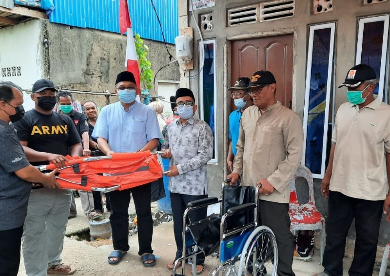 Waka II DPRD Kepri Beri Tandu dan Kursi Roda untuk Warga Kampung Agas
