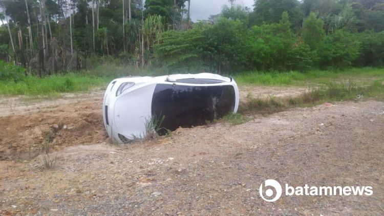 Segini Harga Mobil Tesla yang Nyangkut ke Selokan di Batam