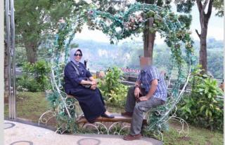Setelah Foto di Kamar, Beredar Pula Foto Mirip Wako Rahma Duduk di Taman Berdua
