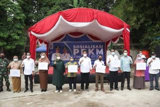 Rudi-Amsakar Bagikan Insentif untuk Pengurus Posko PPKM di Batam