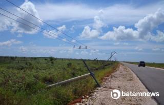 Duh Bahaya, Tiang Listrik Jalan Trans Batubi-Kelarik Banyak yang Tumbang