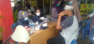 Warga Sei Beduk Batam Dites Antigen Sebelum Disuntik Vaksin Covid-19