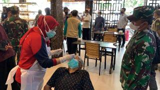 Petugas Datangi Kedai Kopi Antigen Massal Warga Karimun