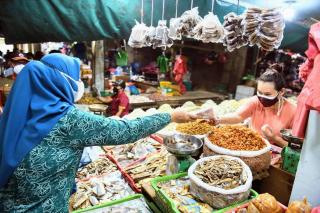 Dewi Ansar Sebar Puluhan Ribu Masker untuk Pedagang dan Tukang Ojek
