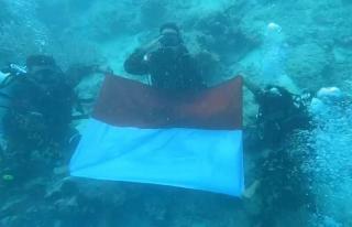 Bendera Merah Putih Berkibar di Dasar Laut Natuna