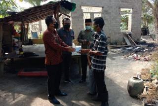 Camat dan MAC Karimun Santuni Korban Kebakaran di Belat