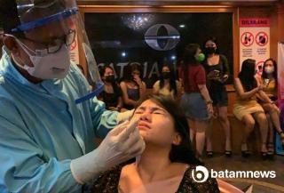 Petugas Antigen Massal Pengunjung dan Karyawan THM di Karimun