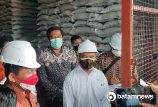 Pantau Gudang Bulog Tanjungpinang, Menko PMK Ingatkan Kualitas Beras
