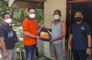 Bawaslu Lingga Salurkan Paket Sembako untuk Warga Terdampak Pandemi