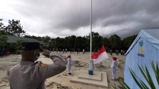 Kenakan Baju Hazmat, Nakes di Karimun Kibarkan Sang Saka Merah Putih
