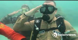 Kepala Daerah Kibarkan Merah Putih di Dalam Laut, Hanya di Natuna