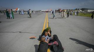 Pasukan AS Bersihkan Landasan Pacu Bandara Kabul Afghanistan