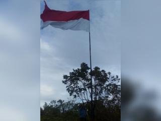 Bendera Merah Putih Raksasa Berkibar di Desa Tajur Biru Lingga