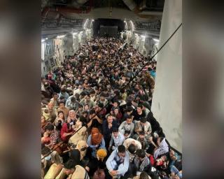 Viral Foto Warga Afganistan Berjejal di Pesawat Militer AS, Begini Penjelasannya