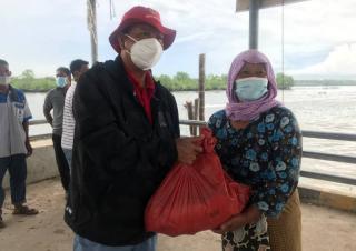 BIN Kepri Tebar 300 Paket Sembako untuk Dua Pulau Terluar di Batam