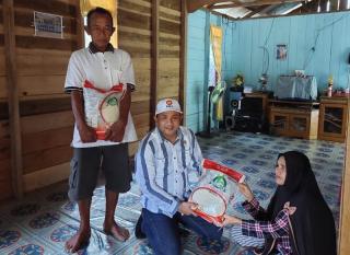 Fraksi PKS DPRD Lingga Bagi-bagi Sembako ke Simpatisan di Kampung Langsik