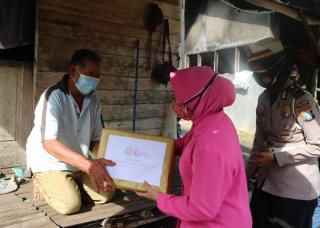 Peringati HKGB, Bhayangkari Cabang Bintan Bagi-bagi Sembako di 2 Desa