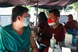 Polisi Gandeng Mahasiswa Meranti Suntik Vaksin 560 Warga